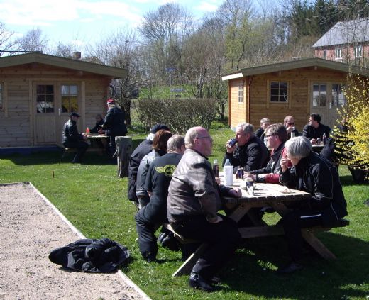 Der hygges med plser p Attrup Camping.
